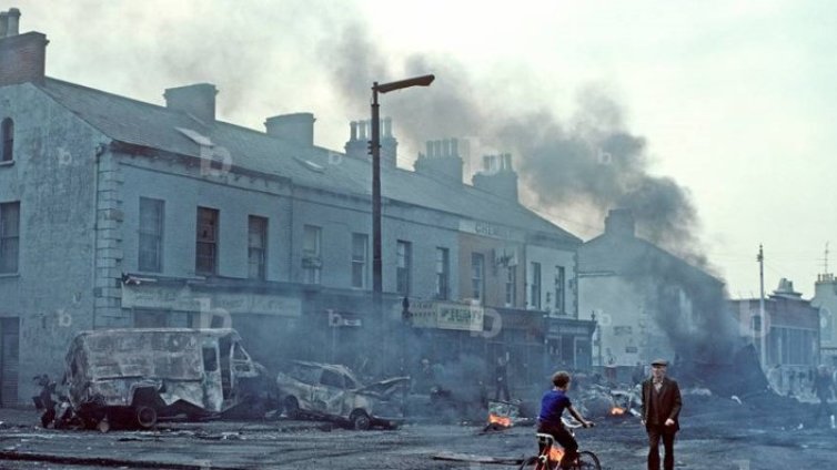 Белфаст гори заради двама 14-годишни румънци, изнасилили ученичка