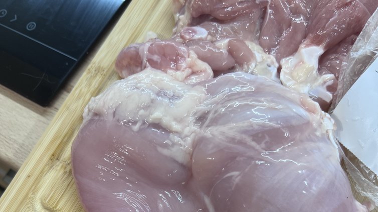 Вашите сигнали: Месо, миришещо на мърша и още продукти с изтекъл срок
