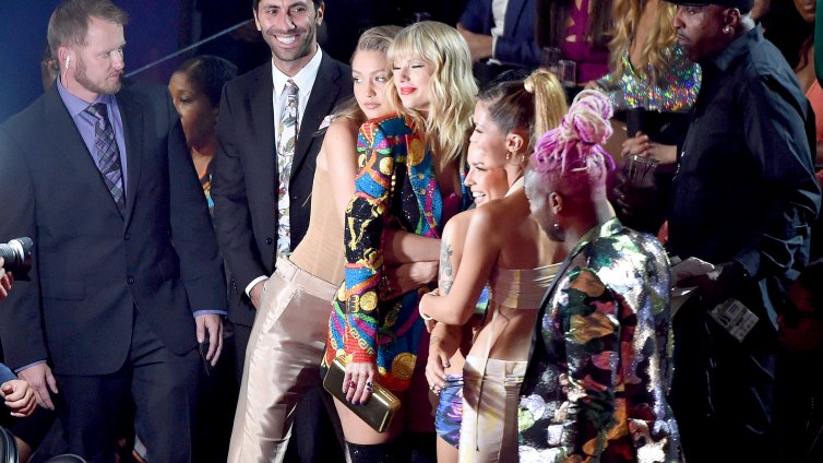 Джиджи Хадид поканена за шаферка на Тейлър Суифт