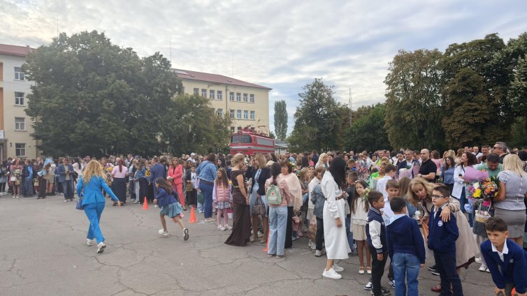 На над 127 000 ученици е отпусната еднократна помощ от 153 евро