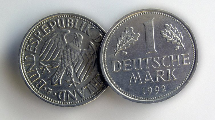 След повече от 20 години германците все още обменят марки за евро