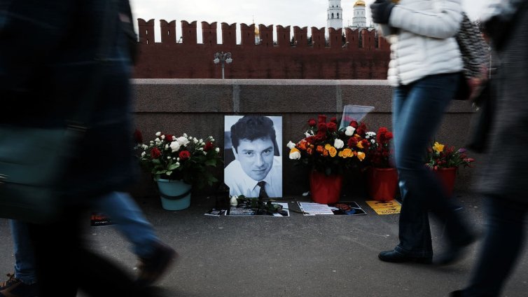10 г. от смъртта на Борис Немцов: Покойната му майка със спомени в уникална лента ВИДЕО