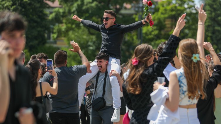 В кадър: Около "Св. Александър Невски" вече се чува броене до 12