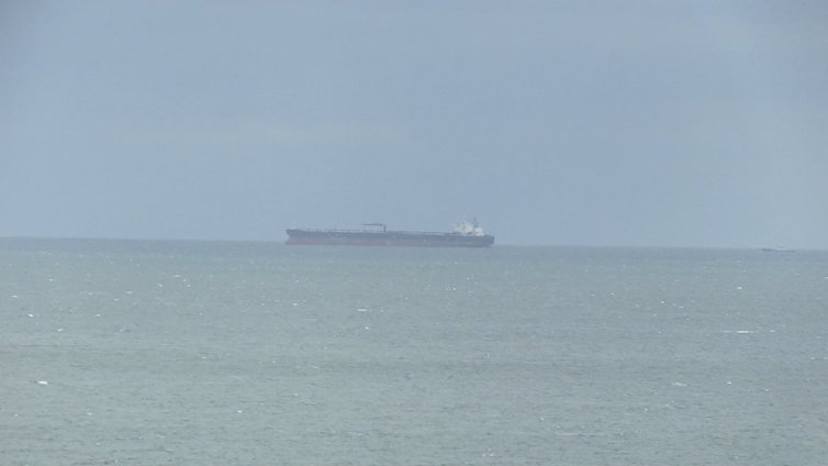 В няколко квартала на Бургас мирише на нефт, каква е причината?