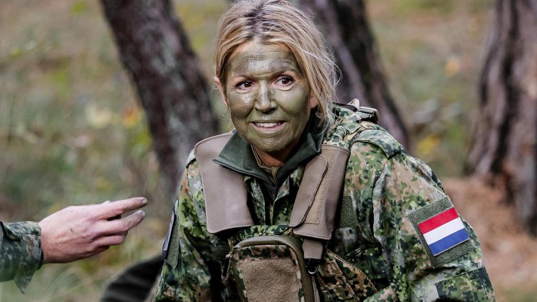 С военна униформа и боя на лицето: Нидерландската кралица участва в учения