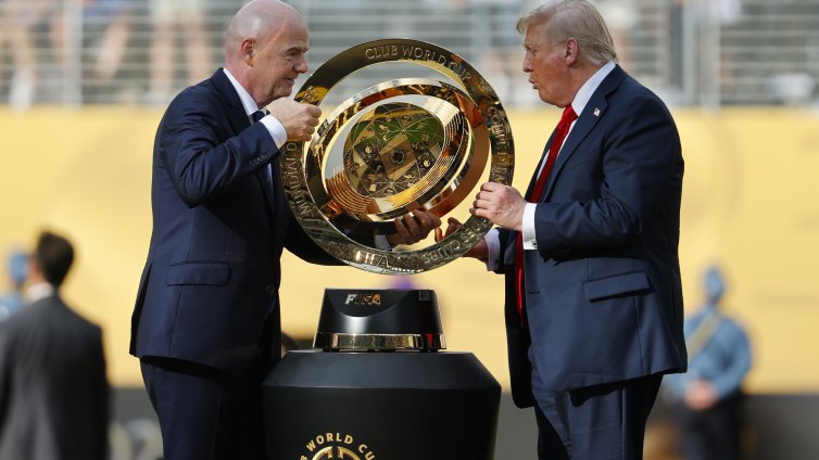 Тръмп втрещи футболистите на "Челси", взел си от техните медали