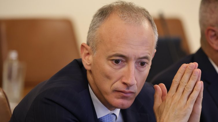 Вълчев:Забраната за смарт устройства в клас ще влезе в сила от ноември