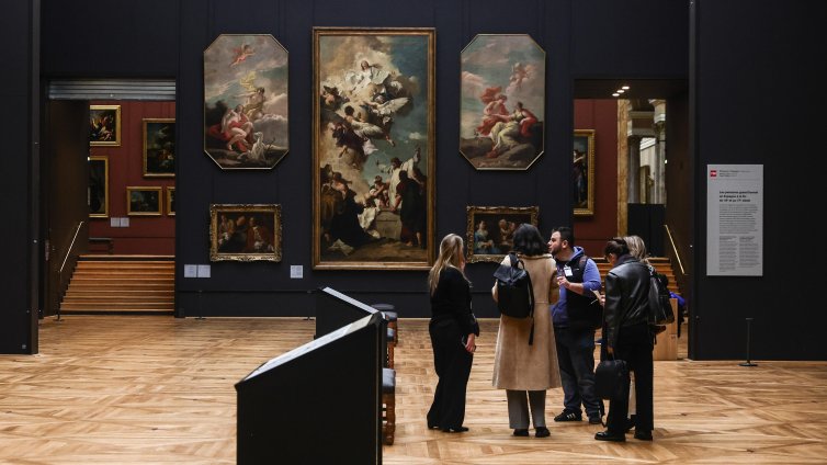 Криза в Лувъра: Пожар, кражби, а сега и стачка 