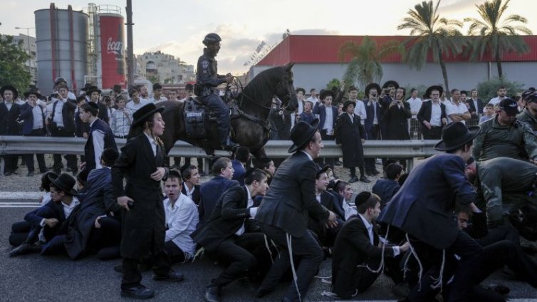 Раниха 13 полицаи, докато глобяват евреин 