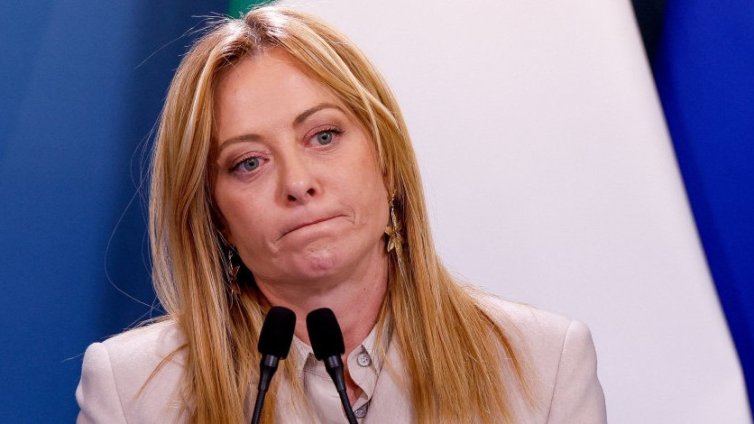 Мелони утешава майката на дете, на което бе присадено увредено сърце