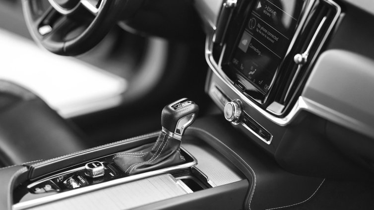 Защо евтините стелки в автомобила ни крият опасности? 