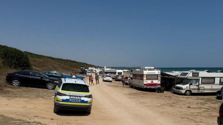 Масово паркиране по дюните на север, 90% от нарушителите – румънци