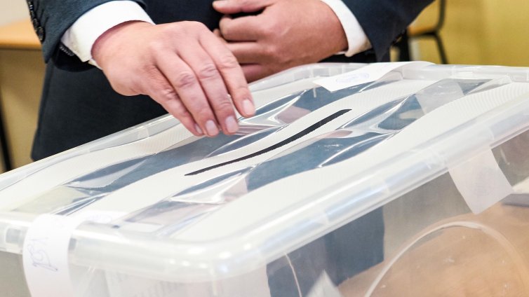 Социолози: Изборите донесоха "вълна на промяната", но и сериозни рискове