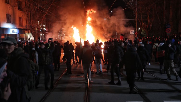 14 души са с обвинения след погрома в София, нападали са полицаи 