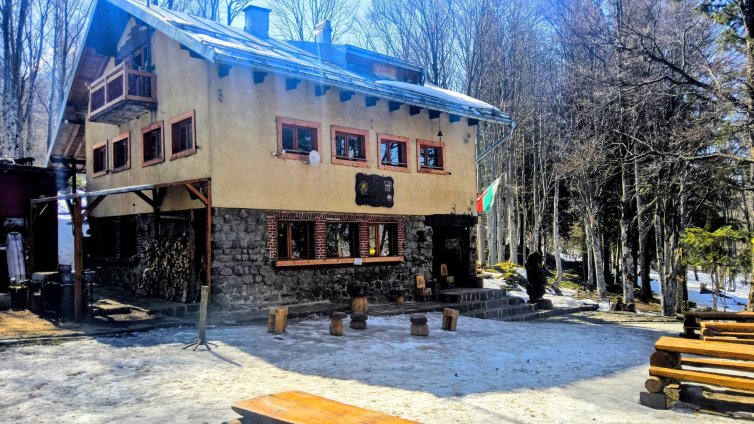 Екшън в х. "Камен дел": Хижарят подгони БТС с мечове, стрелял по стените