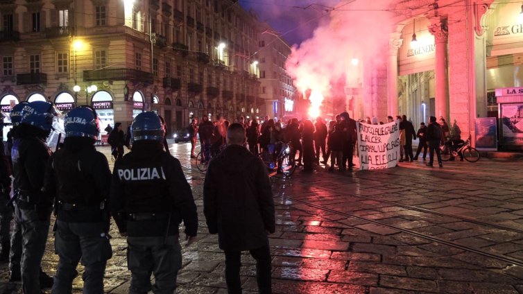 Най-малко 31 полицаи бяха ранени при протести в Торино