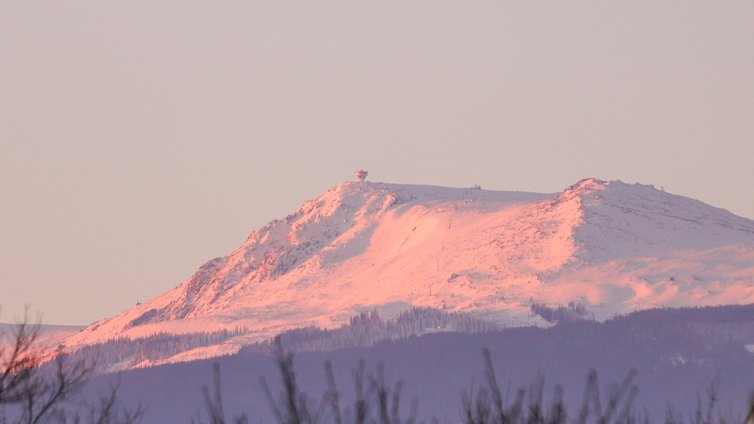 Облачността намалява, ще е слънчево днес