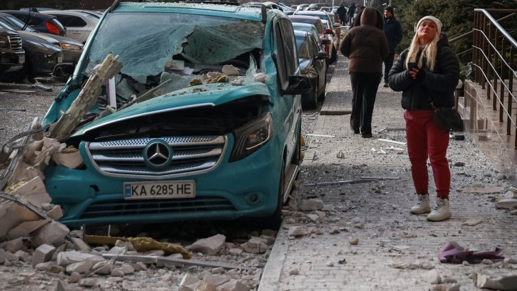 Русия е изстреляла повече от 400 дрона и ракети през нощта