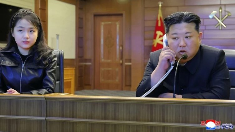 Ким Чен Ун наблюдава изстрелването на ракета с дъщеря си