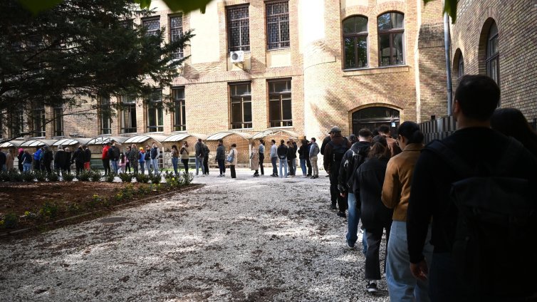 Рекордна активност на изборите в Унгария: Опашки се извиха пред секциите, 55% вече гласуваха СНИМКИ