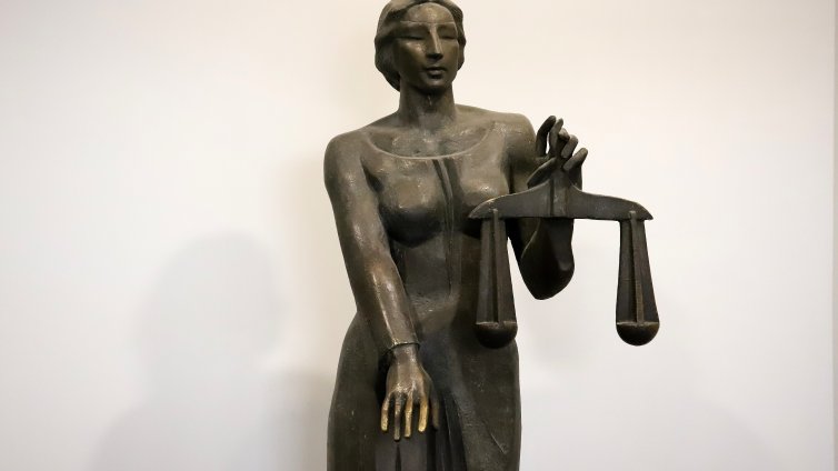 Повдигнаха обвинение на служителя на "Пътна полиция" -Хасково и застрахователката 