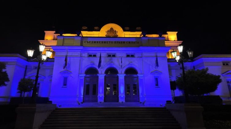 Сградата на НС осветена в синьо заради правата на детето СНИМКИ