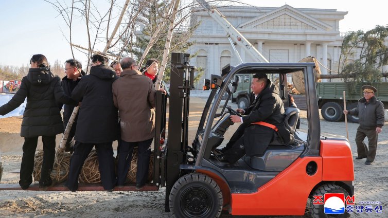 Ким Чен Ун повози дъщеря си и екипа си на... мотокар ВИДЕО/СНИМКИ