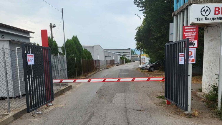 Фирма събира такси с бариера на общинска улица, дори пешеходците плащат