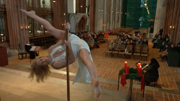 Нов път към вярата: Танци на пилон по време на служба в немска църква ВИДЕО