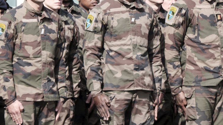 Френски войник почина, случайно прострелян в главата на пиянска вечер в казарма