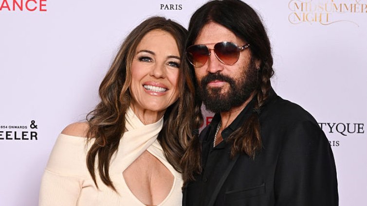 Елизабет Хърли вече влезе в ролята на добра мащеха на Майли Сайръс