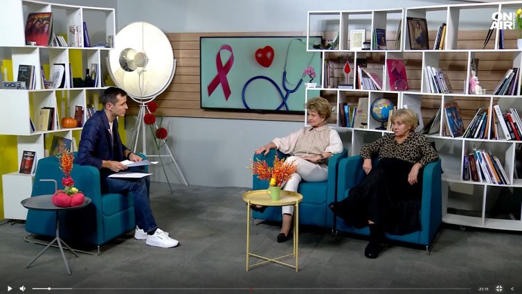 Онколог и пластичен хирург работят заедно при лечение на рака на гърдата