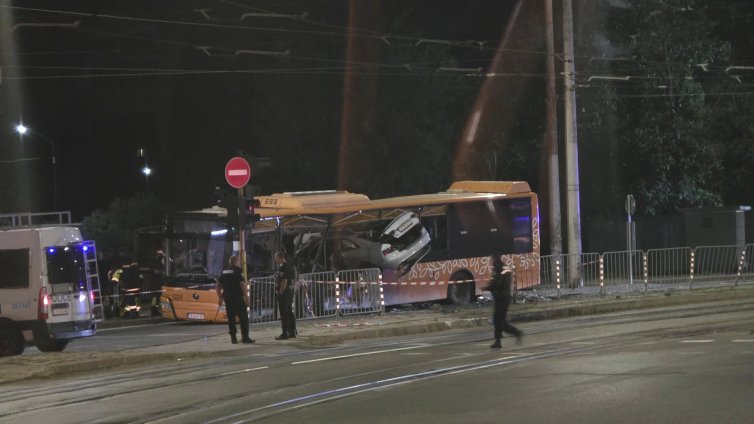 Шофьорът, влетял в автобус, имал книжка от 2 седмици, натрупал 6 фиша до момента