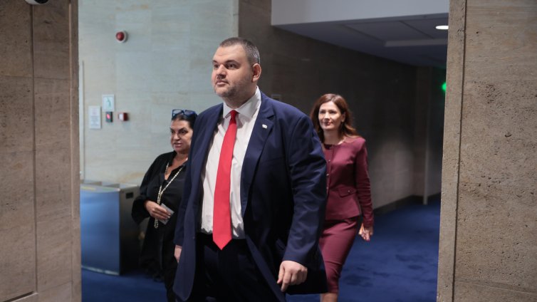 Пеевски атакува в съда поскъпването на платеното паркиране в София