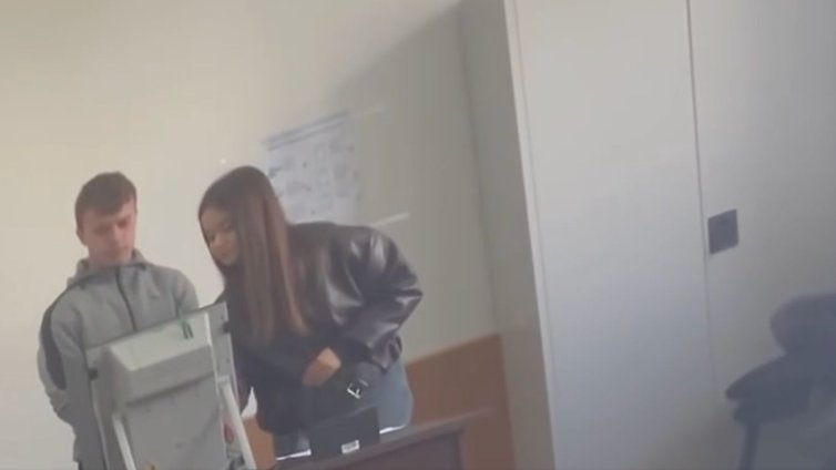 Наглост: Щерка на кмет и приятелката ѝ пускат бюлетини вместо гласуващите ВИДЕО