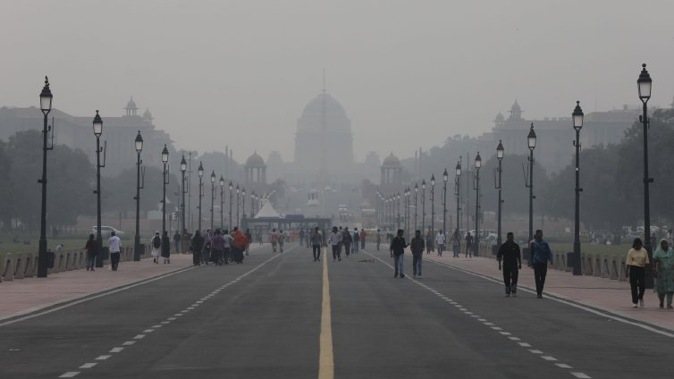 Заради борбата с мръсния въздух: Индия "засява" облаци за изкуствен дъжд ВИДЕО