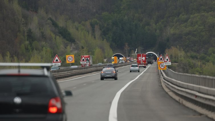 Ограничение в активната лента на "Хемус" във вторник заради ремонт