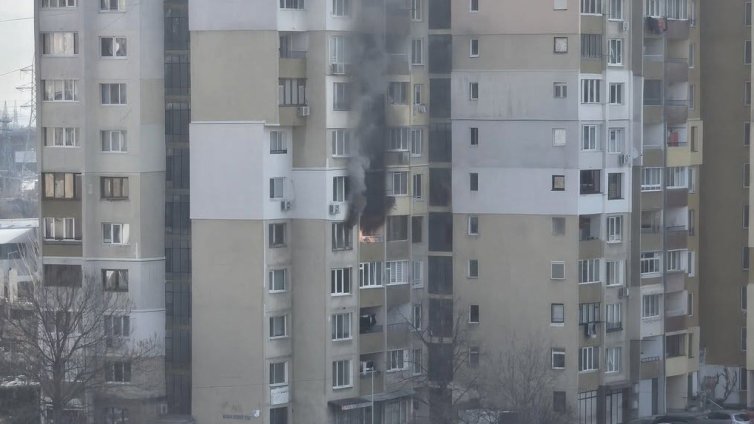 Пожар пламна в жилищен блок в "Дружба", евакуират хора ВИДЕО