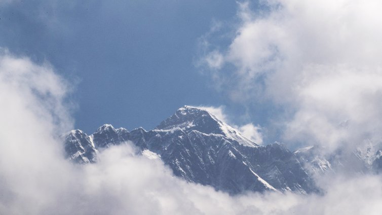 Скандал на Еверест: Отравяния и финансови измами на покрива на света