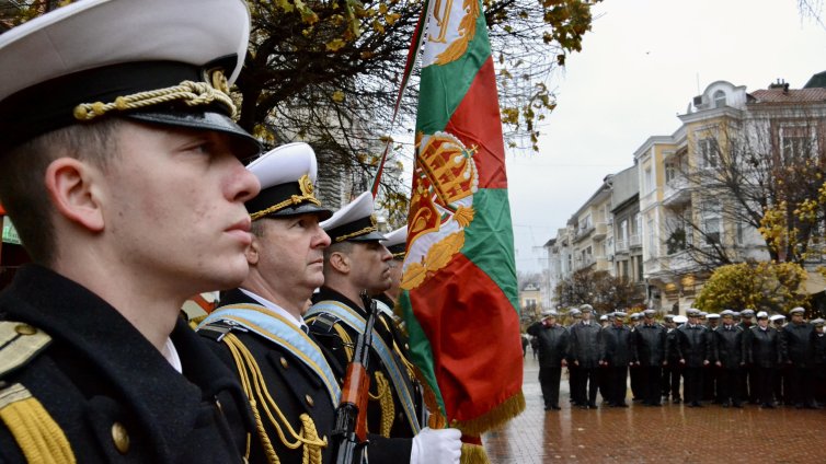 В кадър: Никулден във Варна с военен ритуал, молебен и курбан