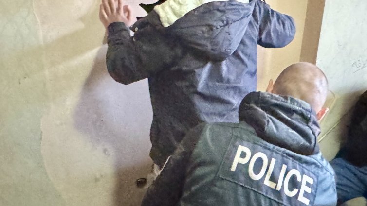 Разбиха престъпна група за трафик на мигранти, арестувани са 10 души 