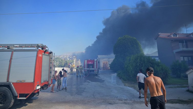 Евакуират туристи на много места в Гърция заради пожарите
