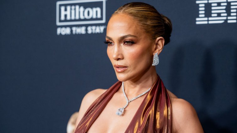 Дъщерята на Джей Ло се облече в костюм и я придружи на червения килим