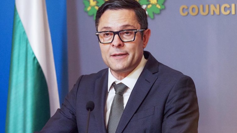Кабинетът "Радев" не се е отказал от сечта на високи заплати в бордовете