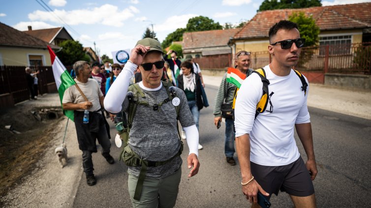 Унгарският опозиционен лидер, който тръгна пеша към Румъния, пристигна