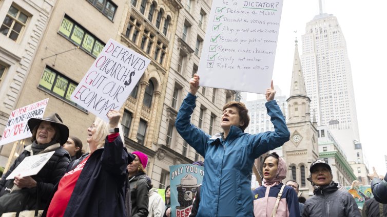 От Ню Йорк до Аляска стотици хиляди протестират срещу Тръмп