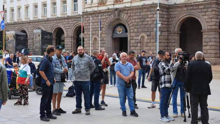В кадър: Протест срещу кабинета "Радев" в Триъгълника на властта