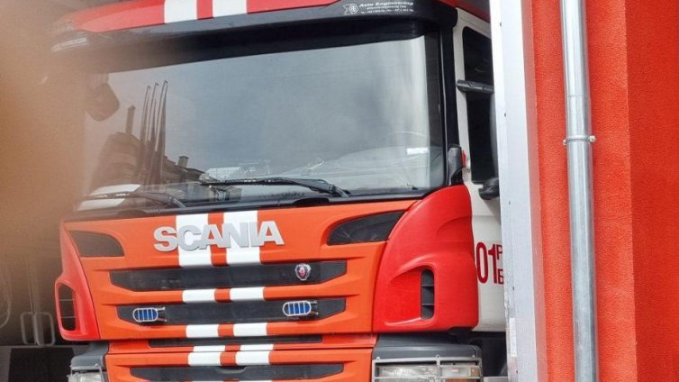 Треви и боклуци са запалени около статуята на Света София в столицата