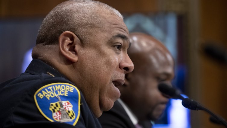 Въоръжен обир в Балтимор, крадецът е убит, има ранен полицай