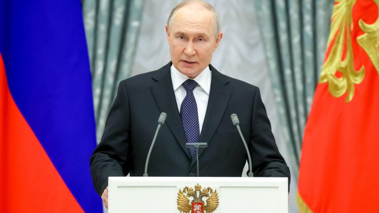 Одобрението към Путин продължава да спада